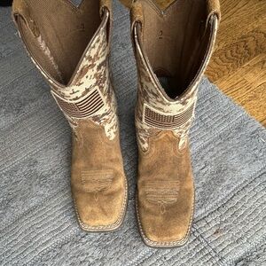 Boys youth Ariat boots size 2